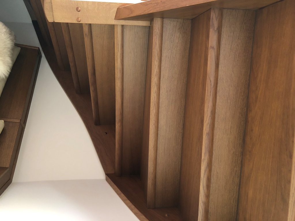 Detail nášlapů dřevěného schodiště z naší výroby po 15 letech