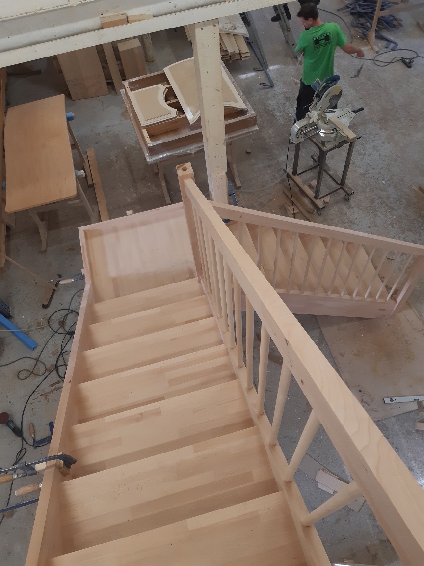 Výroba dvouramenného schodiště