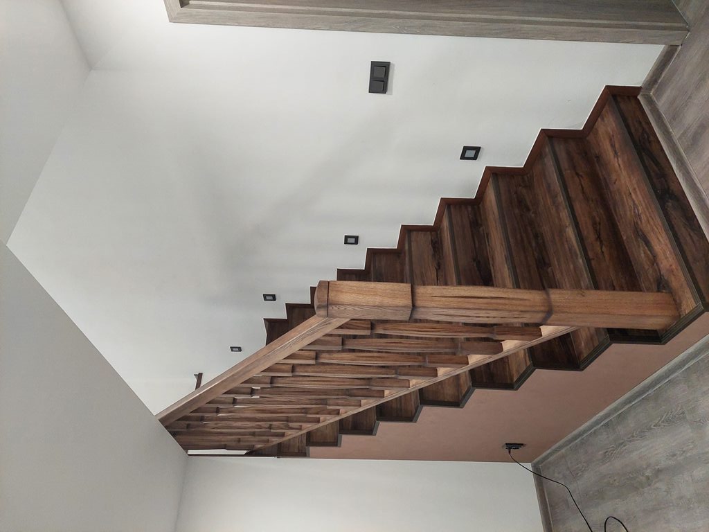 Dřevěné zábradlí ke schodišti z jasanu