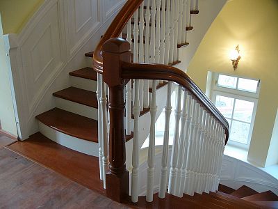 dřevěná madla na schodiště