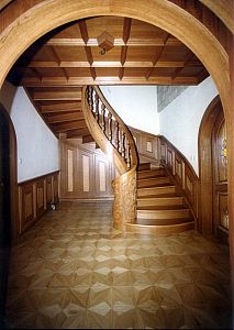 dřevěný obklad stropu nad schodištěm