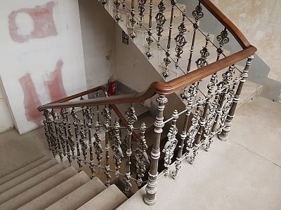 kovová madla na schodiště