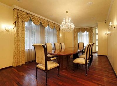 luxusní dřevný stůl a židle do interiéru