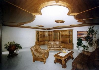 luxusní vybavení interiéru dřevěným nábytkem a dřevěným obložením stropu