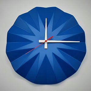 moderní dřevěné nástěnné hodiny modré