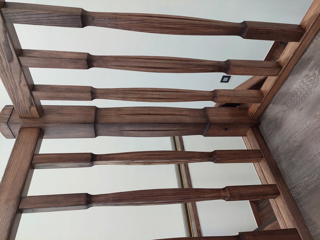 Dřevěné zábradlí z jasanu — detailu