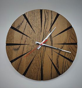 dřevěné hodiny z masivu