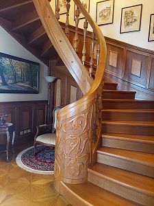 Dřevěné vyřezávané schodiště na zakázku