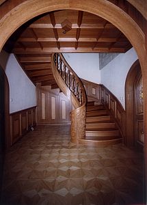 dřevěný obklad stropu nad schodištěm na míru