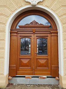 Entrance doors