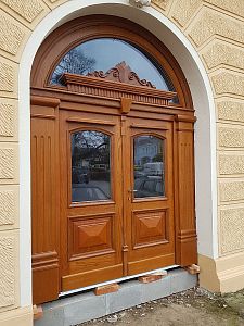 Entrance doors