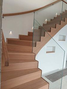 Moderní schodiště s proskleným zábradlím