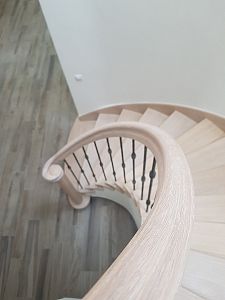 Obloukové schodiště rustikální dřevěné na zakázku