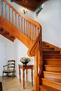 Točité schodiště rustikální dřevěné na zakázku