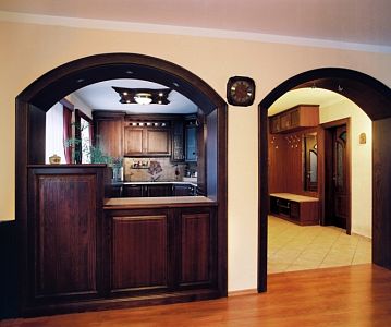 vybavení interiéru dřevěným nábytkem