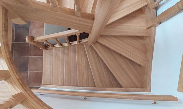 Jak pečovat o dřevěná interiérová schodiště